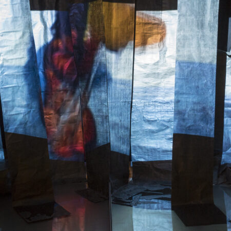 1_Installation `just now´_waxskin and water-filled trays with videoprojection_2017_Katharina Lökenhoff 2017